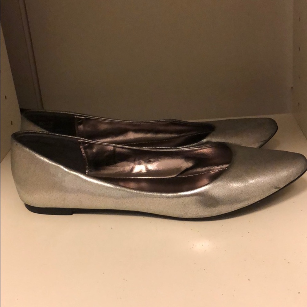 Steve Madden silver Flats!